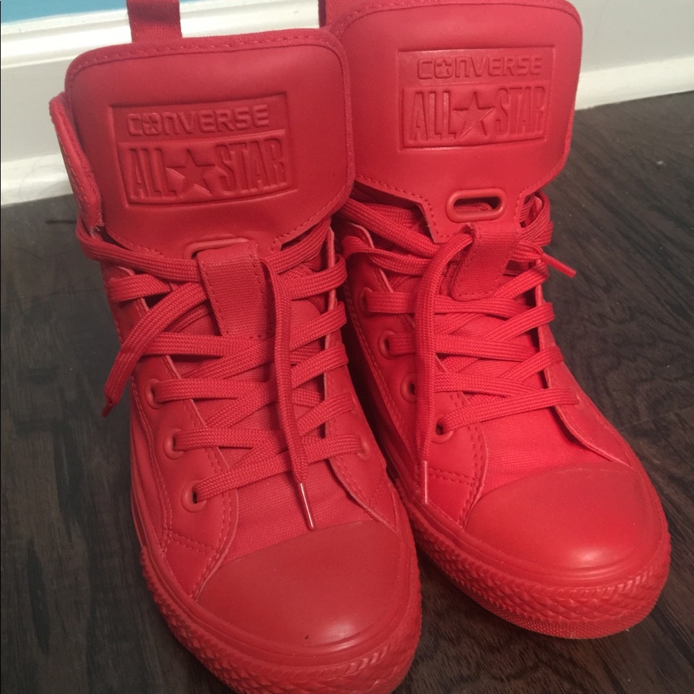 RARE All Red Women’s Converse Sneaker Size 8